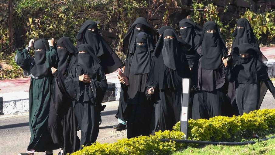 पाकिस्तानी मेडिकल कॉलेज ने स्टूडेंट्स से ‘वैलेंटाइन डे’ पर हिजाब और नमाज वाली टोपी पहनने को कहा