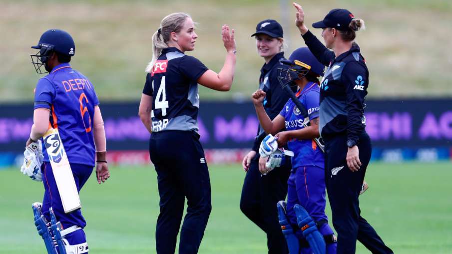 IND W vs NZ W: न्यूजीलैंड ने एकमात्र टी-20 मुकाबले में भारत को 18 रन से हराया, बल्लेबाजों का लचर प्रदर्शन ले डूबा | Deshaj Times IND W vs NZ W: न्यूजीलैंड ने एकमात्र टी-20 मुकाबले में भारत को 18 रन से हराया, बल्लेबाजों का लचर प्रदर्शन ले डूबा