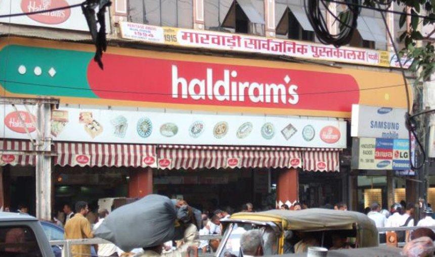 एक छोटी से दुकान से शुरू हुई हल्दीराम की कमाई पहुंची 4 हजार करोड़ के पार,  MNCs को पीछे छोड़ बनी नंबर 1- India TV Hindi