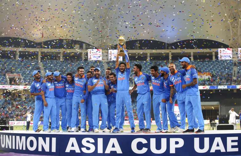 एशिया कप का जश्न मनाते हुए टीम इंडिया- India TV Hindi