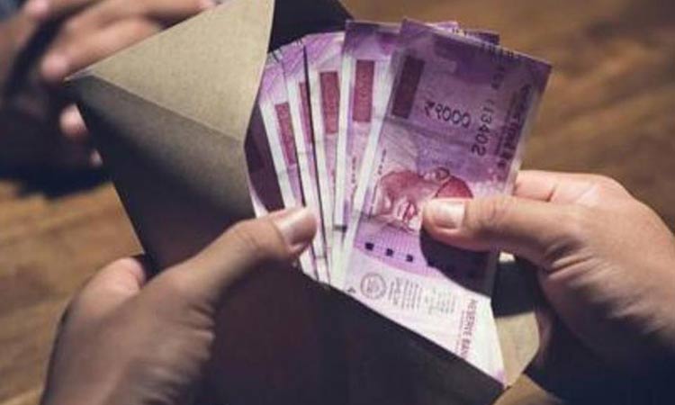 Rupee rises 23 paise to 70.02 vs USD as crude oil recedes from 6-month high- India TV Hindi News