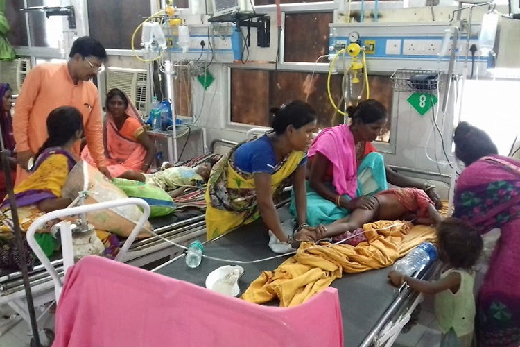 बिहार में रहस्यमयी चमकी बुखार से अब तक 56 बच्चों की मौत, अस्पतालों में इमरजेंसी जैसे हालात- India TV Hindi