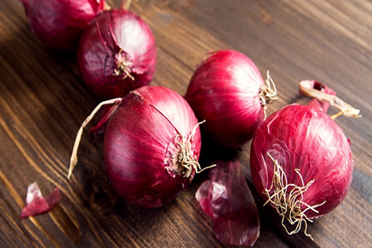Centre warns of strict action against hoarding of onion । प्याज जमाखोरी