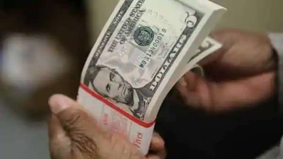 Rupee falls to record low against US dollar- India TV Hindi News