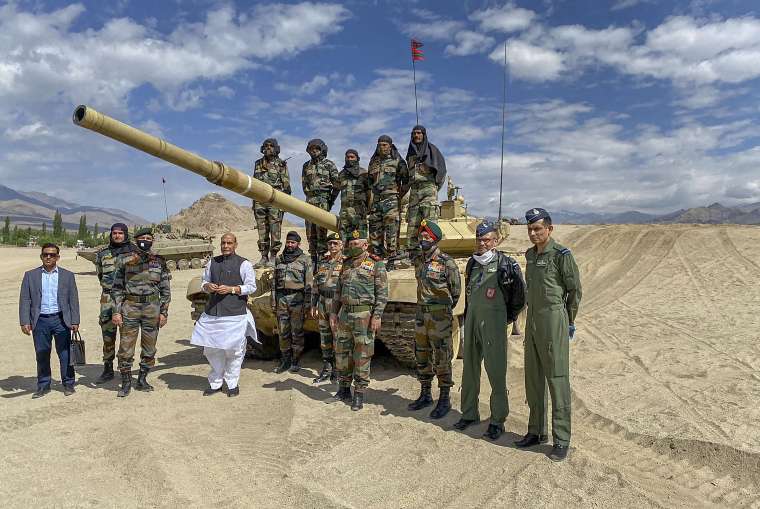 रक्षामंत्री राजनाथ सिंह के साथ सेना के जवान और अधिकारी (प्रतीकात्मक फोटो)- India TV Hindi News