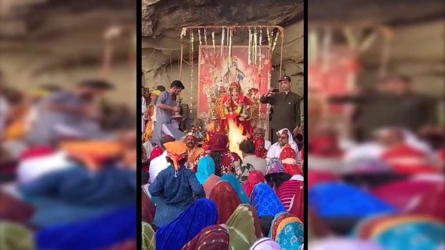 पाकिस्तान में स्थित हिंगलाज माता के मंदिर में नवरात्र पूजा, कांग्रेस नेता ने शेयर किया वीडियो- India TV Hindi