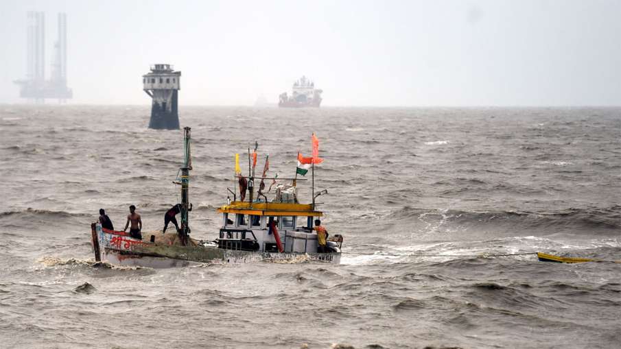 समुद्री तूफान में...- India TV Hindi