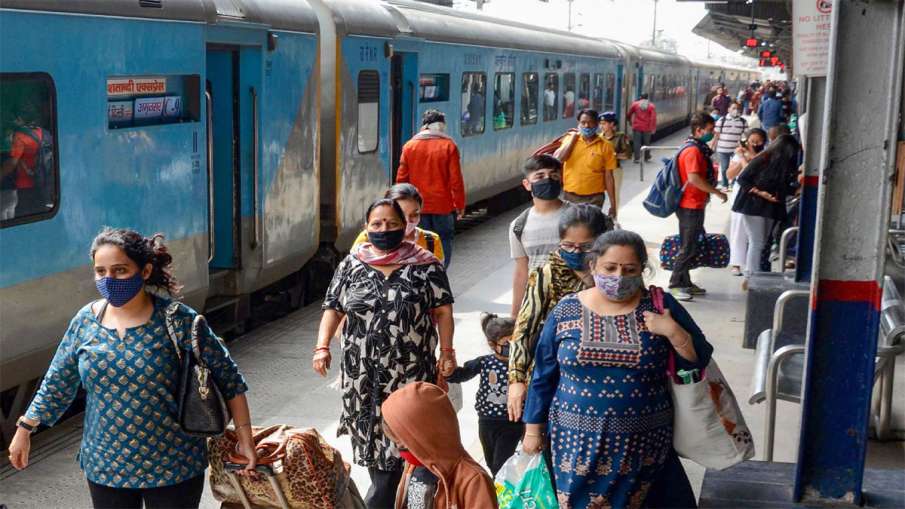 महिलाओं को ट्रेन सफर...- India TV Hindi