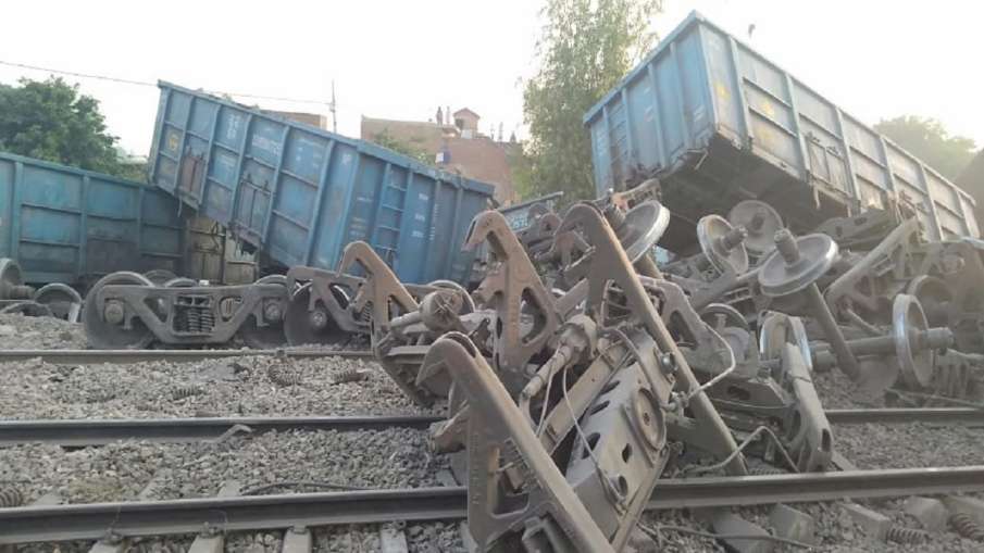 दिल्ली-हावड़ा रेल मार्ग पर यातायात बाधित, मालगाड़ी के आधा दर्ज़न डिब्बे पलटे - India TV Hindi
