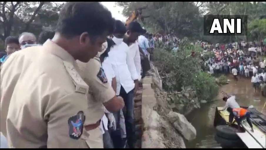 Andhra Pradesh: Bus falls into rivulet in West Godavari district, 9 killed- India TV Hindi
