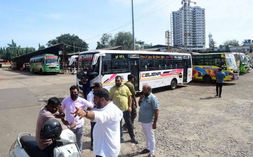 Bus passengers - India TV Paisa