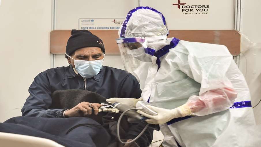 Coronavirus Omicron LIVE Updates: दिल्ली में कोरोना से 43 लोगों की मौत, महाराष्ट्र में 46 हजार से ज्- India TV Hindi