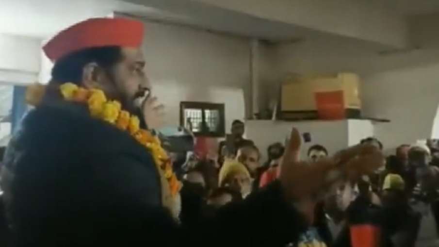 VIDEO: 'प्रशासन की ऐसी की तैसी,16 बार जेल जा चुका हूं...' सपा कैंडिडेट प्रचार के दौरान बोले - India TV Hindi