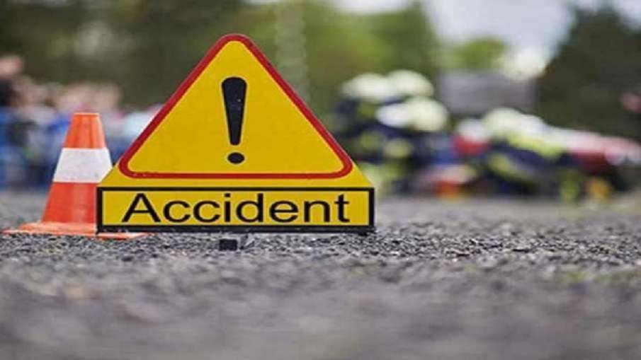 A speeding container hit a pickup parked on the roadside 5 killed and one injured in Firozabad- India TV Hindi News