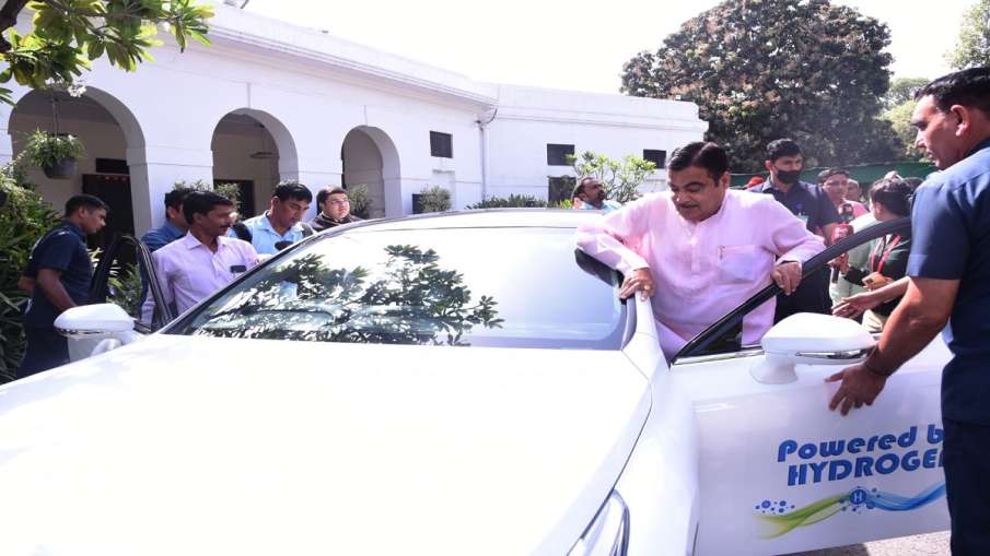 Nitin Gadkari reaches Parliament with Indias first hydrogen car- India TV Hindi