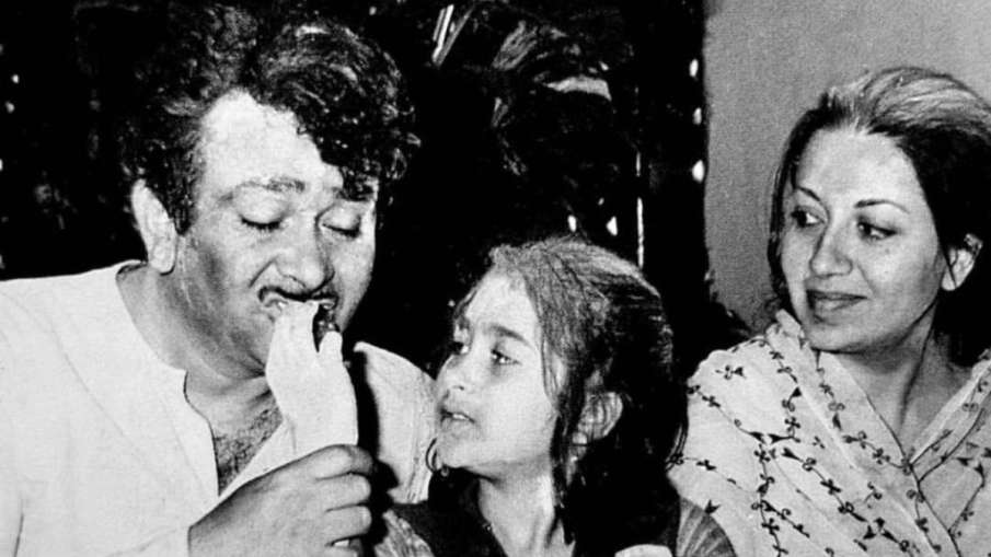 Karisma Kapoor with her parents- India TV Hindi