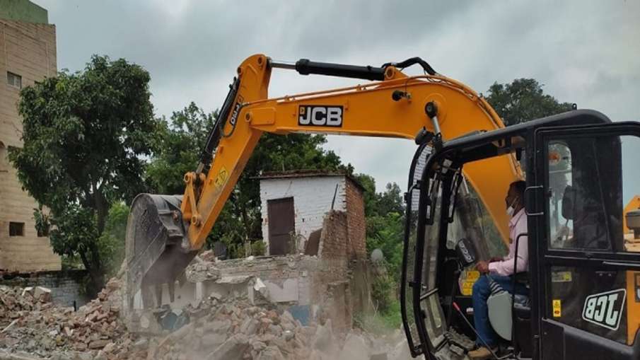 Rampur village man request SDM to demolish his own house- India TV Hindi