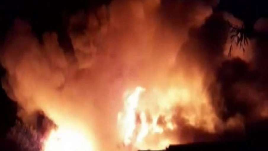 Delhi Narela Fire: दिल्ली के नरेला में लगी भीषण आग, फायर बिग्रेड की 15 गाड़ियां मौके पर पहुंचीं