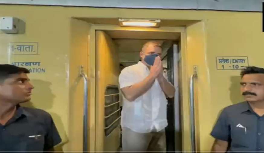 Rahul gandhi at Chittorgarh railway station - India TV Hindi