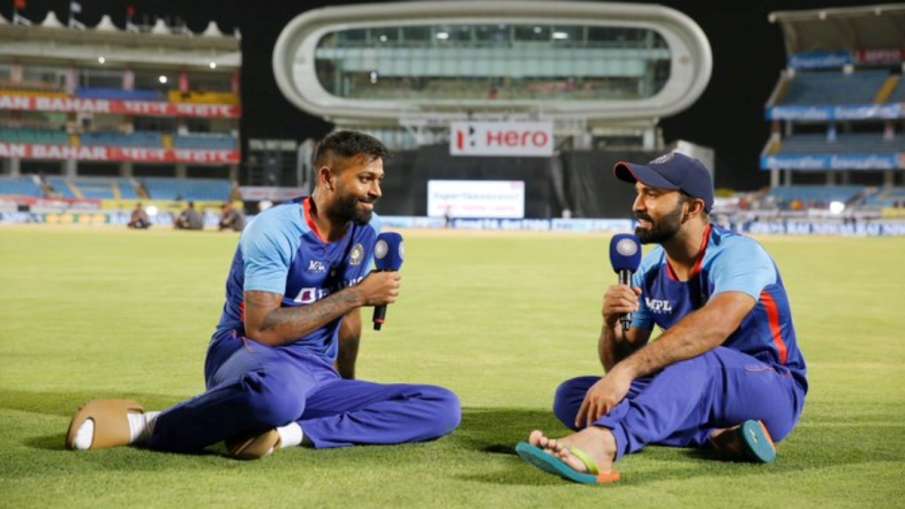 राजकोट में मैच के बाद...- India TV Hindi