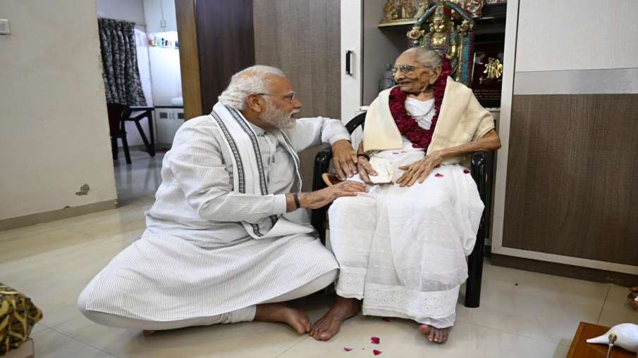 Narendra Modi with his mother- India TV Hindi