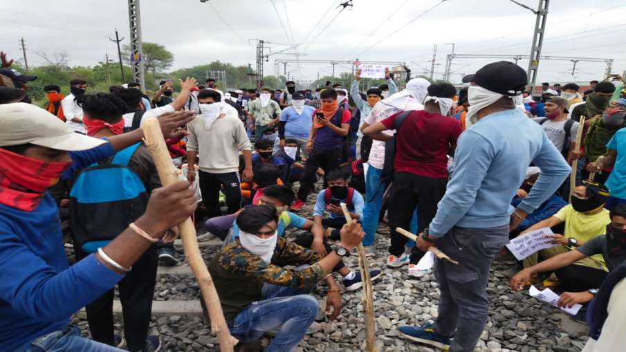 Angry students on railway track- India TV Hindi