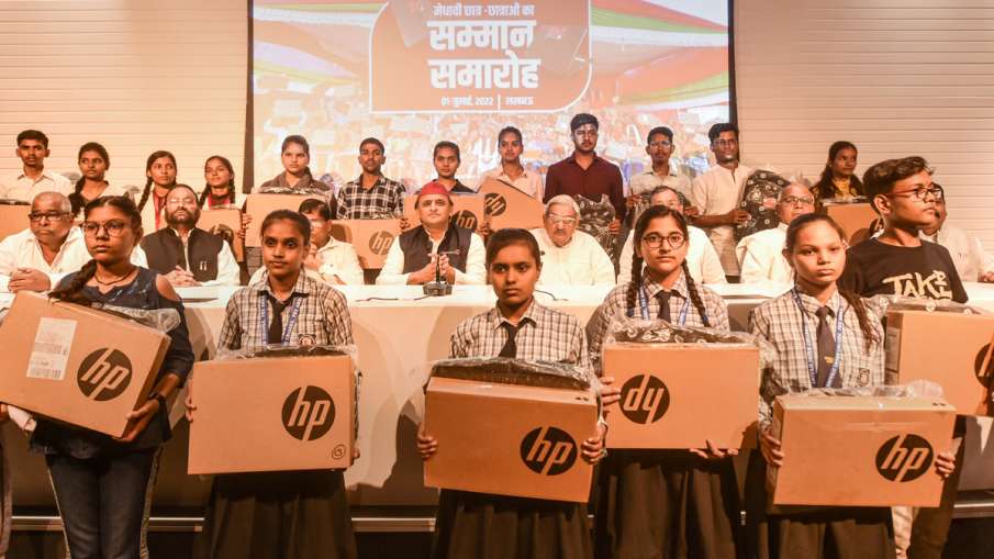 Akhilesh Yadav with meritorious students- India TV Hindi News