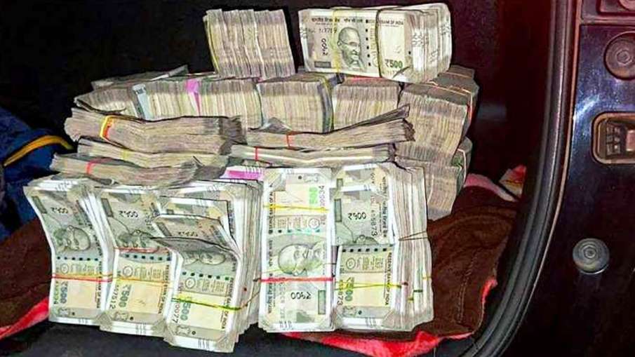 Huge amount of cash found in a vehicle of Jharkhand Congress MLAs - India TV Hindi News