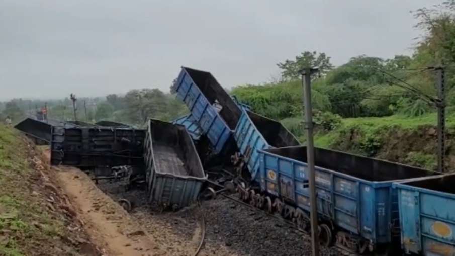 goods train derailed in Dahod- India TV Hindi News