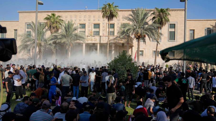 Iraqi security forces fire tear gas on followers of Shiite cleric Muqtada al-Sadr protesting inside - India TV Hindi News
