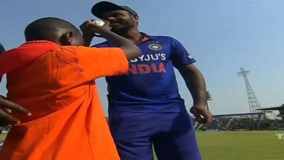Sanju Samson with a cancer survivor child- India TV Hindi