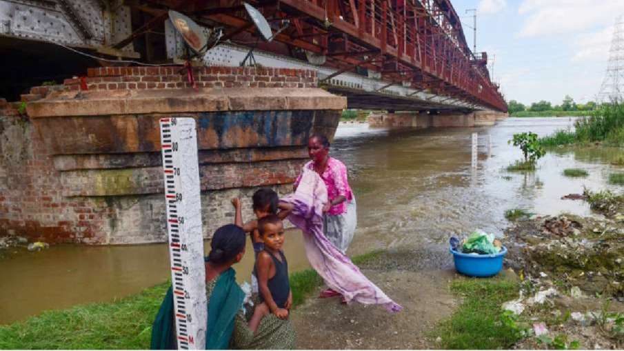 Yamuna river flowing above the danger mark in Delhi- India TV Hindi News