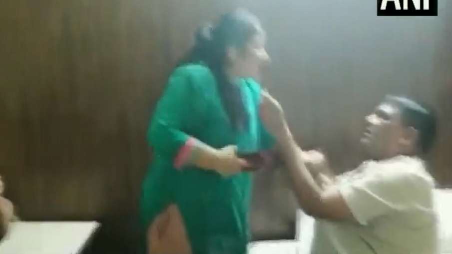 Wife Beaten her Husband- India TV Hindi News