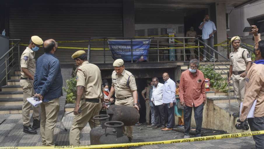 Hyderabad Police and members of their Clues team at the site- India TV Hindi News