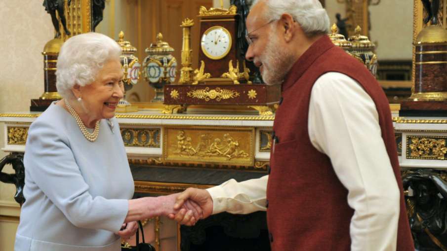 Britain's Queen Elizabeth II and Prime Minister Modi - India TV Hindi News