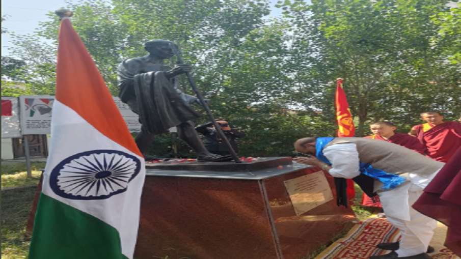 Defense Minister Rajnath Singh pays tribute at the statue of Mahatma Gandhi- India TV Hindi News