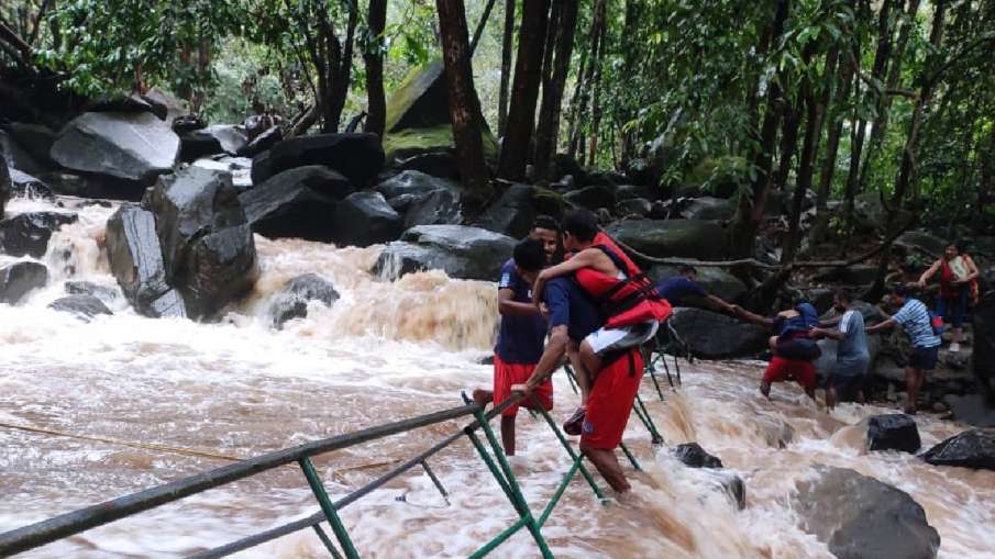 The River Lifesaver rescued around 40 guests stuck at Dudhsagar Waterfall- India TV Hindi