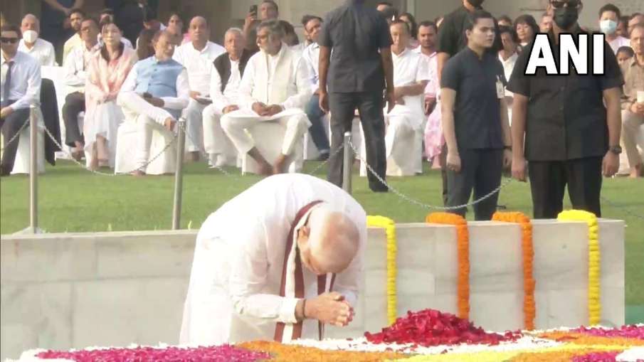 Prime Minister Narendra Modi paid tribute to Mahatma Gandhi at Raj Ghat on the occasion of Gandhi Ja- India TV Hindi News