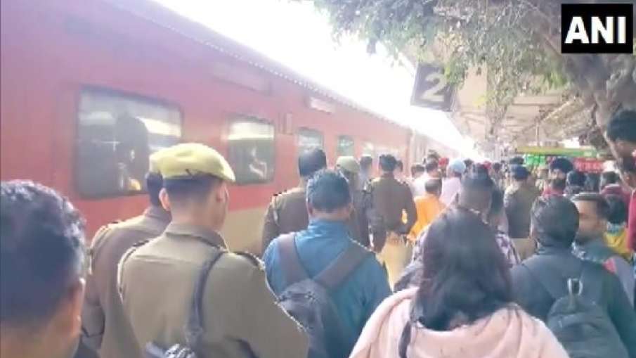 ट्रेन की चपेट में आने से जवान का पैर कट गया।- India TV Hindi