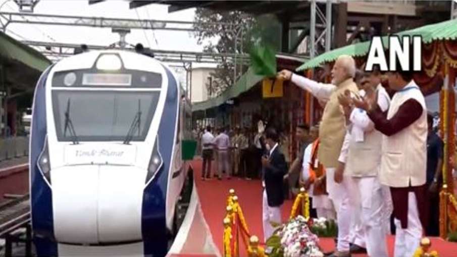 प्रधानमंत्री ने चेन्नई-मैसूर वंदे भारत एक्सप्रेस को हरी झंडी दिखाकर रवाना किया।- India TV Hindi News