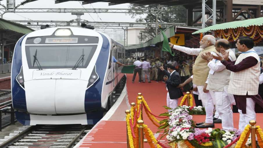 प्रधानमंत्री ने चेन्नई-मैसूर वंदे भारत एक्सप्रेस को हरी झंडी दिखाकर रवाना किया।- India TV Hindi