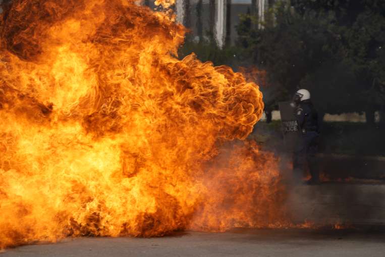 ग्रीस में पेट्रोल बम से हमले के बाद का दृश्य- India TV Hindi