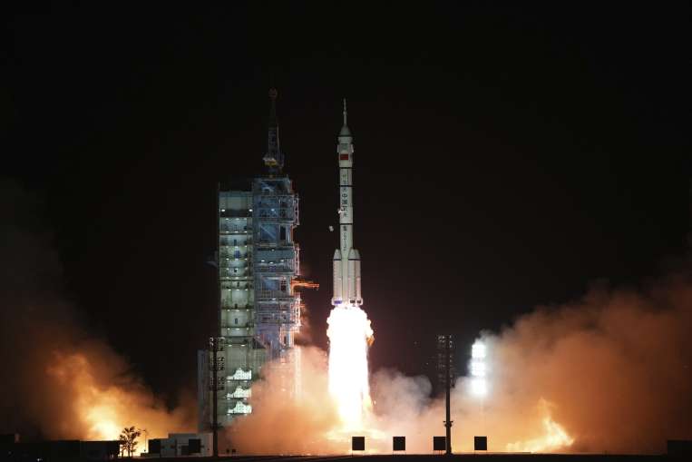 चीन ने तीन अंतरिक्षयात्रियों को स्पेस स्टेशन भेजा- India TV Hindi