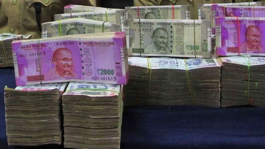 नोएडा में कार से भारी कैश बरामद- India TV Hindi News