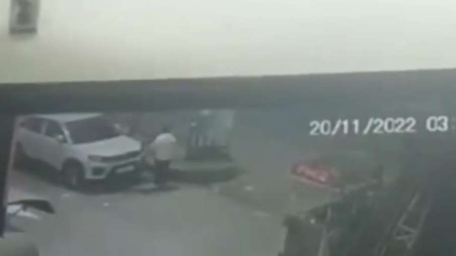शख्स ने कार को किया आग के हवाले- India TV Hindi