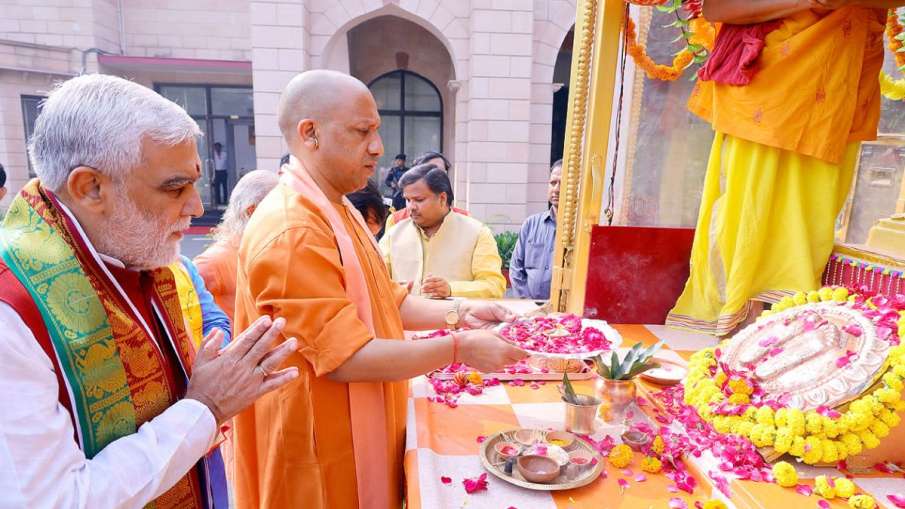 सीएम योगी और केंद्रीय मंत्री अश्विनी चौबे- India TV Hindi News
