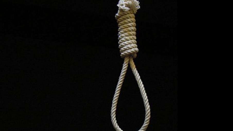 फंदे से लटकी मिली पिता की लाश, बिस्तर पर दो बच्चों के शव!- India TV Hindi