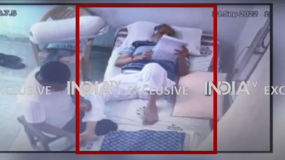 सत्येंद्र जैन की मसाज करवाते हुए सीसीटीवी फुटेज- India TV Hindi News