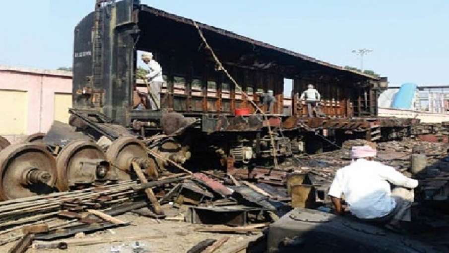 रेलवे ने कबाड़ से कमाए करोड़ों रुपए- India TV Hindi News