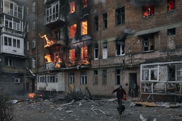 रूस के हमले में जलती यूक्रेन की इमारत (फाइल)- India TV Hindi